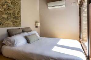 1 bedroom, iron/ironing board, WiFi, bed sheets - Rural apartment Can Bonet for 2 people (Sant Martí Vell)