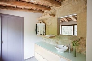 Shower, hair dryer, towels, soap - Rural apartment Can Bonet for 2 people (Sant Martí Vell)