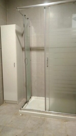 Een haardroger, handdoeken