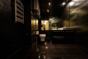 Hårføner, håndklær og toalettpapir