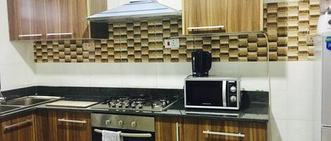 Réfrigérateur, four à micro-ondes, un four, surface de cuisson