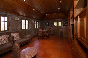 Una Smart TV, una chimenea