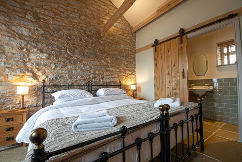 The Cowshed - This cosy cottage sleeps four with one well behaved dog.
