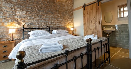 The Cowshed - This cosy cottage sleeps four with one well behaved dog.