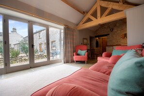 Smart-TV, peis, bordtennis og bøker