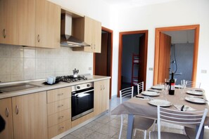 Fridge, oven, stovetop, cookware/dishes/utensils