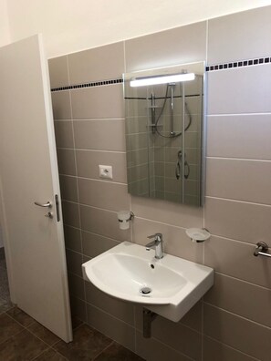 Shower, bidet, towels - Sangeni home holidays - Apartment n.3, at the ground floor with veranda (Capo Vaticano)