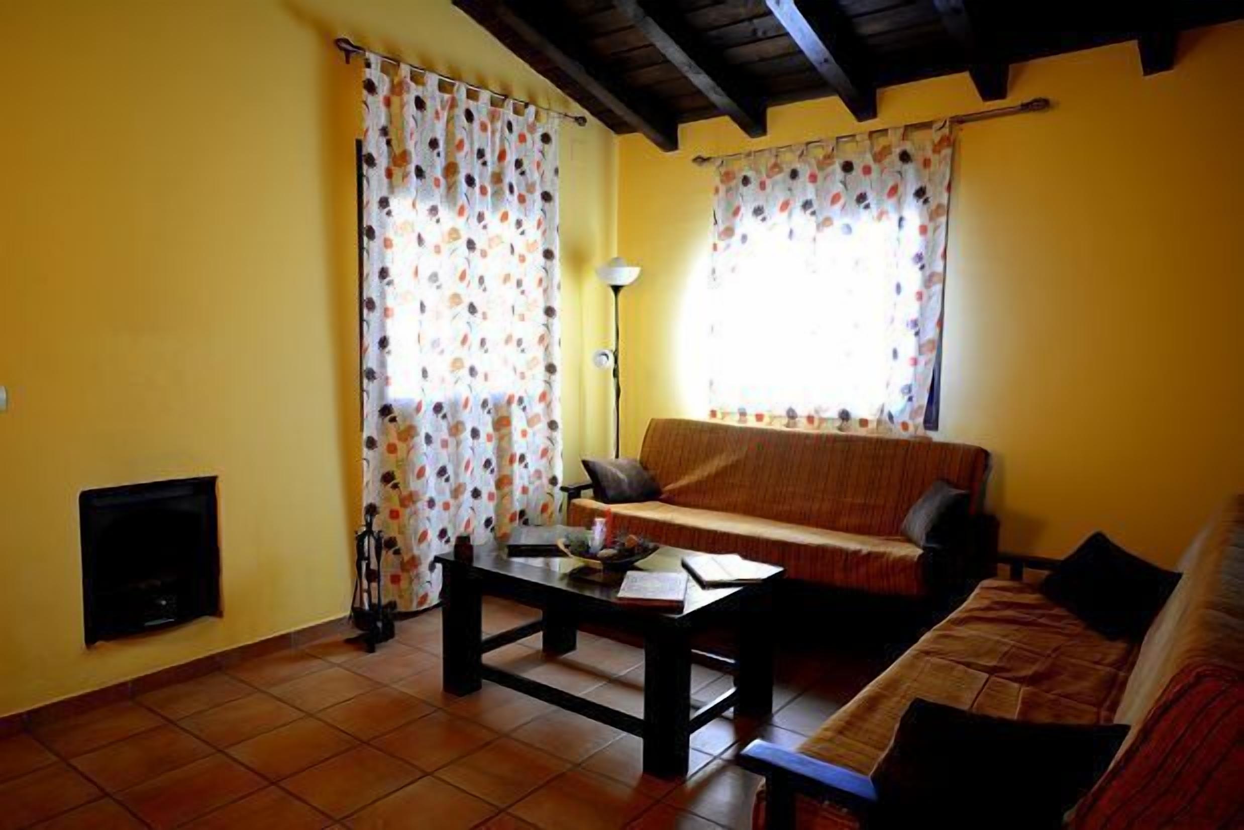 Televisión y chimenea 