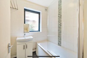 Duschwanne, Handtücher, Toilettenpapier