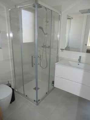 Dusche, Haartrockner, Handtücher
