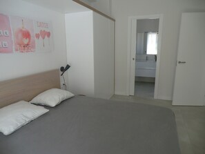 3 slaapkamers, een strijkplank/strijkijzer, gratis wifi, beddengoed