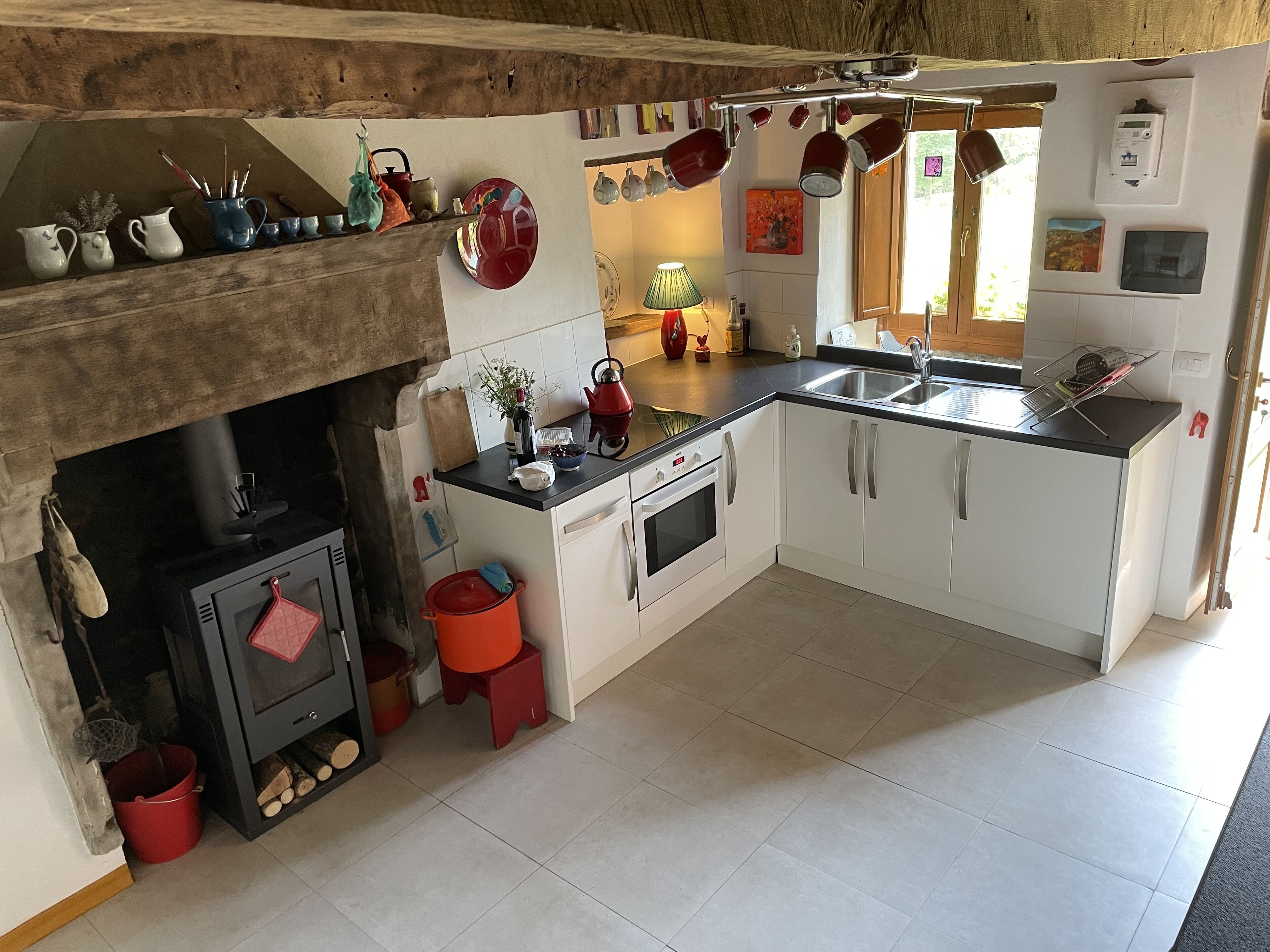 Køleskab, ovn, køkkentøj/tallerkener/redskaber