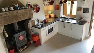 Køleskab, ovn, køkkentøj/tallerkener/redskaber