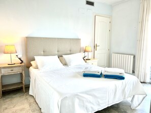 3 bedrooms, iron/ironing board, travel cot, free WiFi - House with spectacular sea views in the historic centre of Begur (Begur)