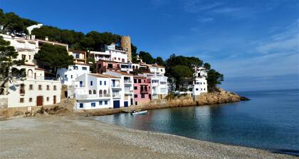 Breathtaking seaviews in semiattached house in center of Begur- Free Wifi