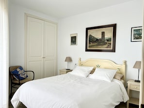 3 bedrooms, iron/ironing board, travel cot, free WiFi