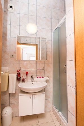 Haartrockner, Handtücher, Shampoo, Toilettenpapier