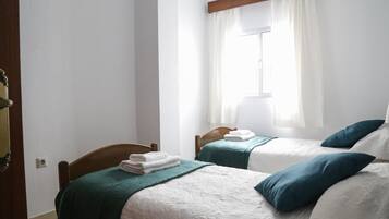 3 slaapkamers, een strijkplank/strijkijzer, gratis wifi, beddengoed