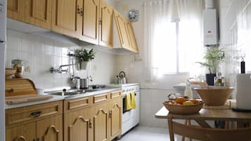 Fridge, microwave, oven, coffee/tea maker