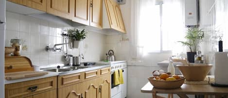 Refrigerador, microondas, horno y cafetera y tetera
