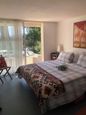 4 slaapkamers, een bureau, een strijkplank/strijkijzer, gratis wifi