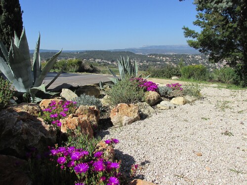 L’Amiradou, a contemporary secluded villa with magnificent views 