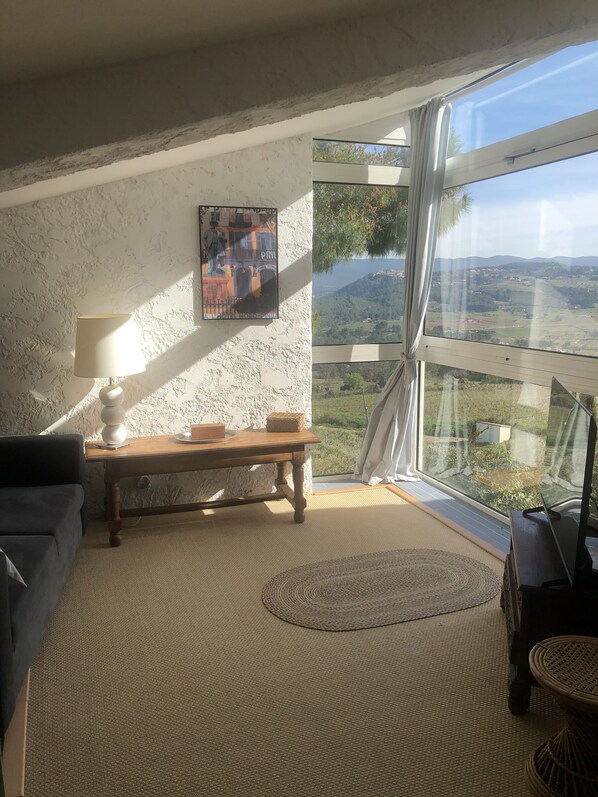 Smart-TV, Kamin, DVD-Player, Tischtennisplatte