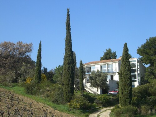 L ’Amiradou, a contemporary secluded villa with magnificent views 