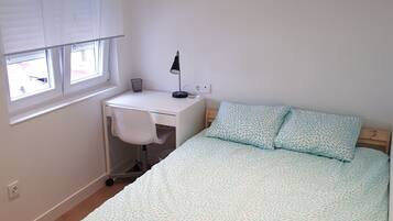 3 habitaciones, escritorio, tabla de planchar con plancha y wifi gratis