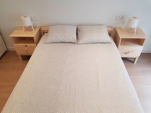 3 chambres, bureau, fer et planche à repasser, accès au Wi-Fi (inclus)