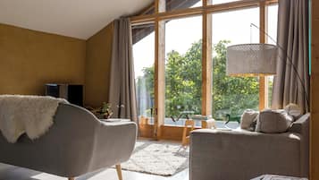 Een televisie, boeken, een muziekbibliotheek en een stereo