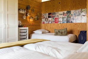 2 slaapkamers, geluiddichte muren, een strijkplank/strijkijzer