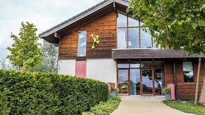 A modern building with large windows and a wooden facade. - StroEnzo - Cozy straw-bale holiday home - Tongeren / Maastricht - 5pers   (Riemst)