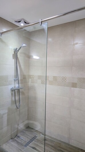Bathtub, towels, toilet paper