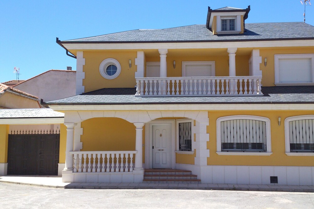 Fully equipped modern style individual chalet