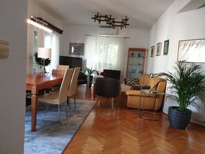 TV - Apartment Keti spacious apartment in the center of Korcula town with sea view (Korcula, Dubrovacko-neretvanska županija)