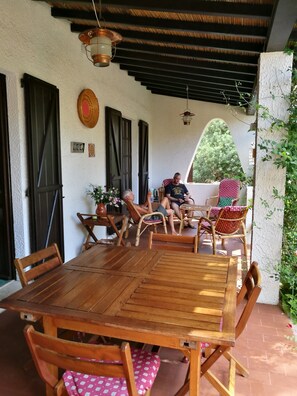 Outdoor dining - Villa in the southern Sardinia pine forest (Santa Margherita Pula (Cagliari))