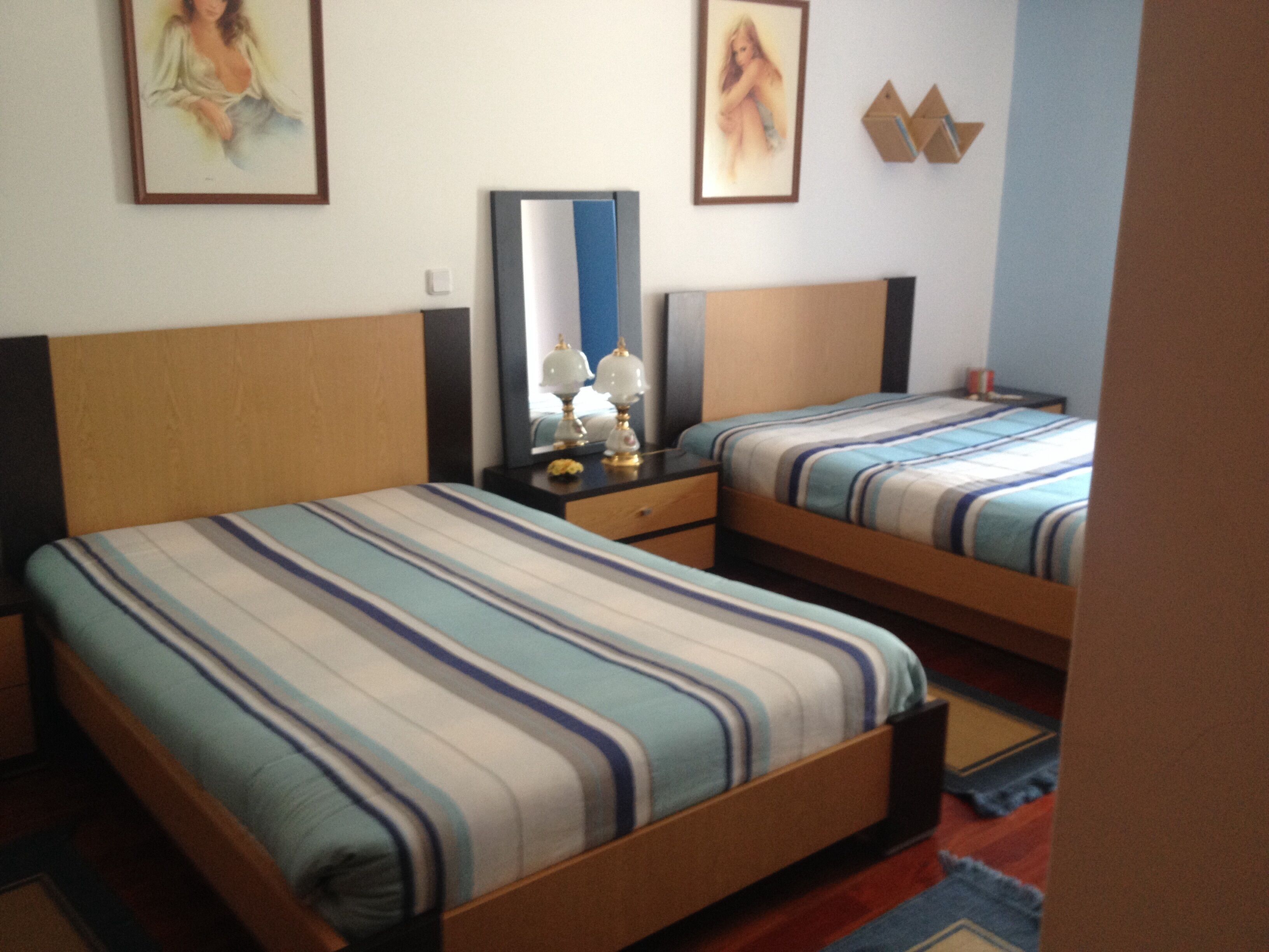 2 soverom, strykejern/-brett, reiseseng for barn og sengetøy