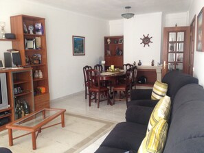 TV, DVD-spiller og stereoanlegg