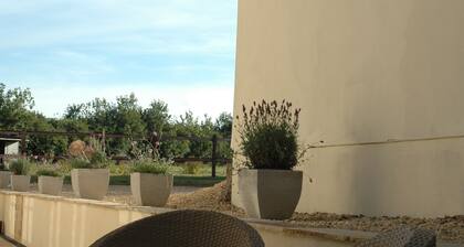 The Starting Gate - luxury studio apartment, rural location, 1m from Bruton
