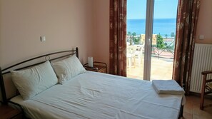 3 habitaciones, tabla de planchar con plancha y cuna de viaje 