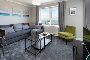 TV, offices - Harris Retreat - Donnini Apartments (Ayr)