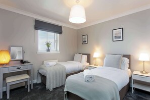 2 bedrooms, desk, iron/ironing board, WiFi