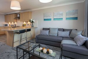 TV, offices - Harris Retreat - Donnini Apartments (Ayr)
