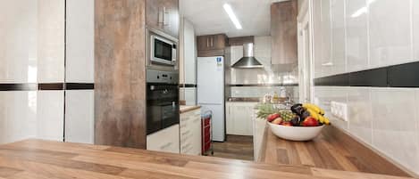 雪櫃、微波爐、焗爐、爐具