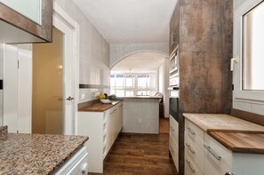 Frigorífico, microondas, horno y placa de cocina