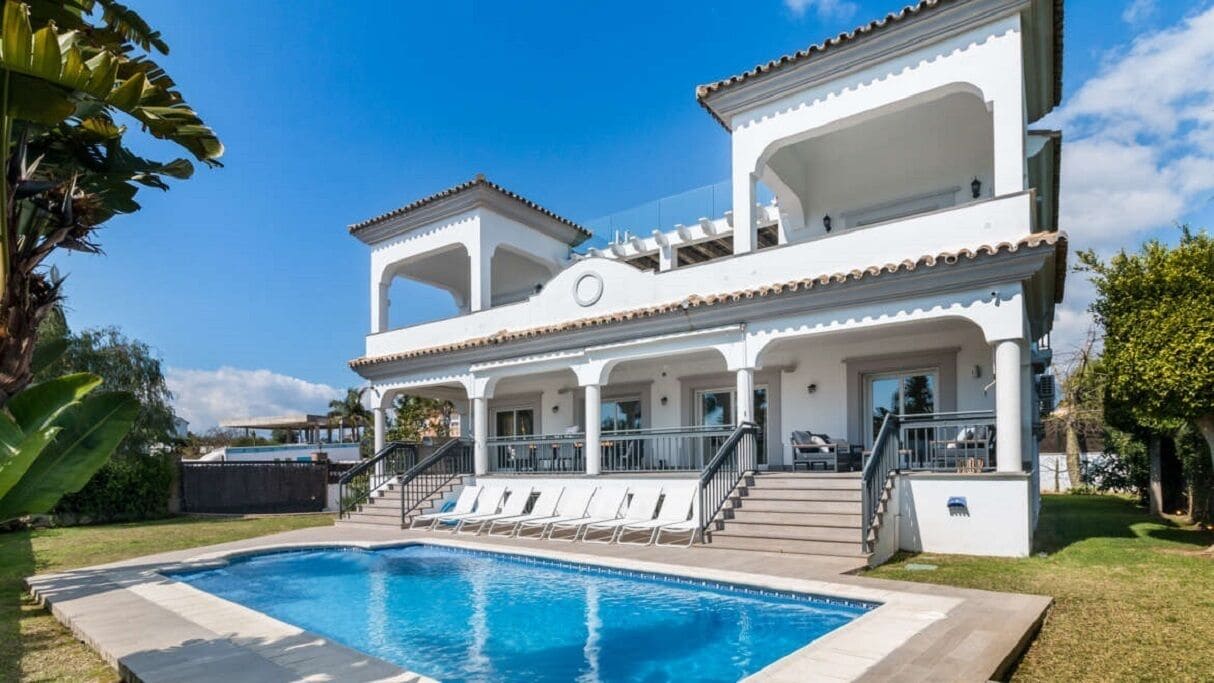 Modern property 5 bedrooms 300 m from the beach near Puerto Banus!!
