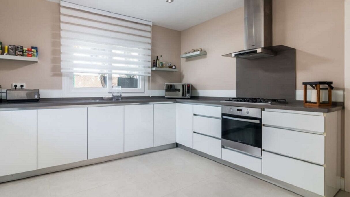 Modern property 5 bedrooms 300 m from the beach near Puerto Banus!!