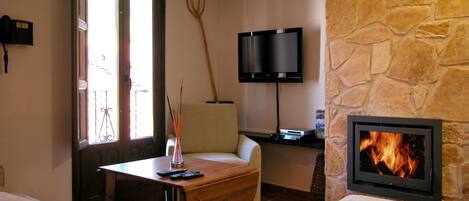 Fernseher, Kamin, DVD-Player, Stereoanlage