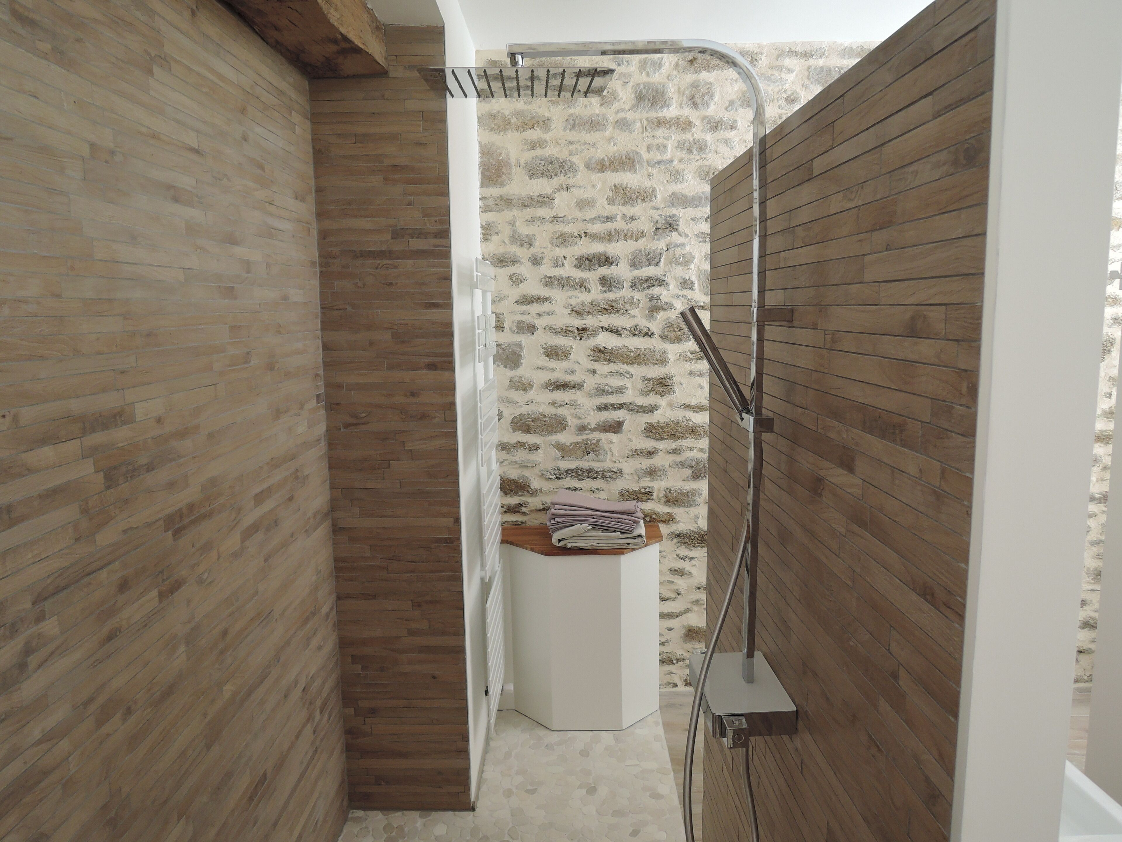 Baignoire, sèche-cheveux, serviettes fournies